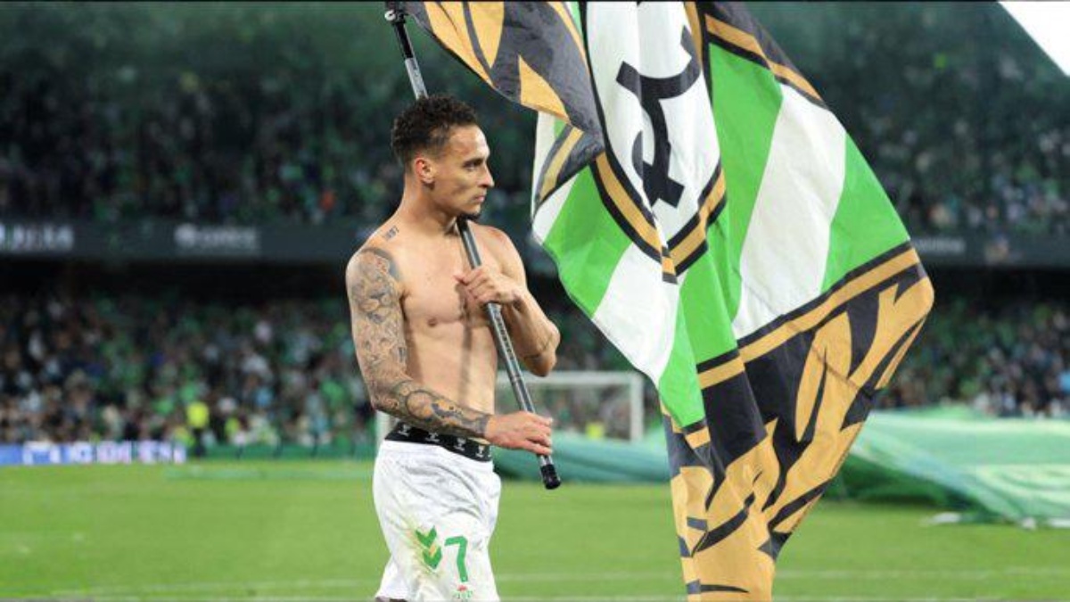 Antony con una bandera de la afición del Betis (Redes)