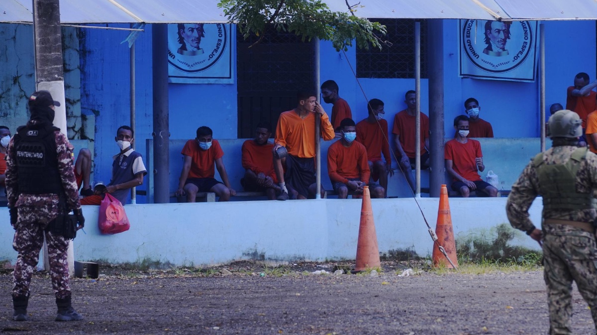 El pasado 9 de abril del 2025, las autoridades realizaron un recorrido por varios pabellones de la Penitenciaria del Litoral. En la gráfica varios reos enfermos esperan ser atendidos. (César Muñoz / API)