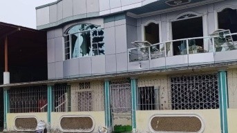 Imágenes difundidas en redes sociales muestran ventanas y puertas destruidas, así como escombros esparcidos en la calle. (Cortesía)