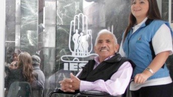 Imagen referencial de atención a un pensionista. (IESS)