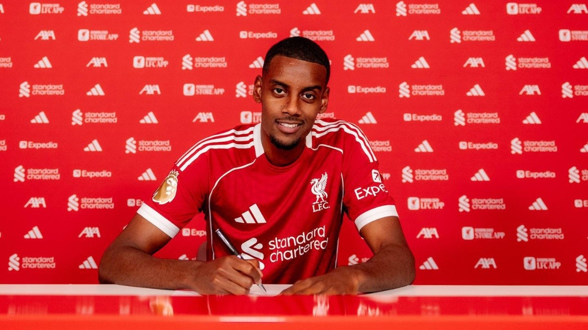 El sueco Alexander Isak en su firma de contrato con el Liverpool (Internet)