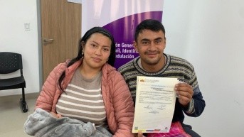 Una madre y un padre registran la identidad de su bebé. (Cortesía)