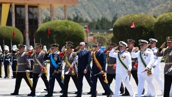 El presidente Daniel Noboa y el ministro Gian Carlo Loffredo, junto a la cúpula militar, en un evento del 10 de agosto de 2025. (Flickr Presidencia)