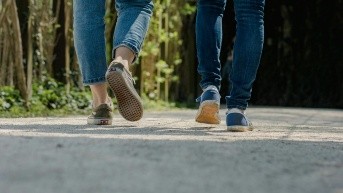 Dos personas caminando (Foto de Lena Enz [Unsplash])