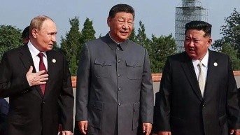 De izquierda a derecha, Putin, Xi y Kim. (Getty Images)