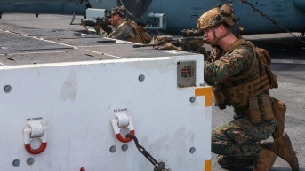 Fotografía tomada de la pagina del Servicio de Distribución de Información Visual de Defensa (Dvids) de marines durante una simulación en la cubierta del navío de ataque anfibio. (Foto deEFE)