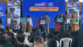 Madres de familia recibieron al presidente Daniel Noboa en el Colegio Consejo Provincial, en el sur de Quito. (Hernán Higuera-Ecuavisa)
