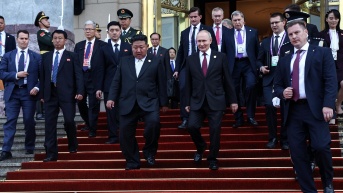 El encuentro entre el presidente ruso, Vladímir Putin, y el líder norcoreano, Kim Jong-un, en Pekín. (EFE)