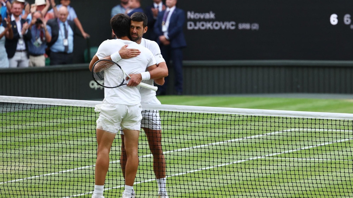 Carlos Alcaraz y Novak Djokovic en la final de Wimbledon 2024. (ARCHIVO)