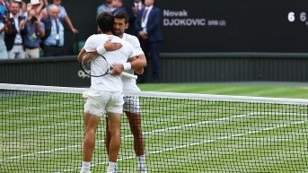 Carlos Alcaraz y Novak Djokovic en la final de Wimbledon 2024. (ARCHIVO)