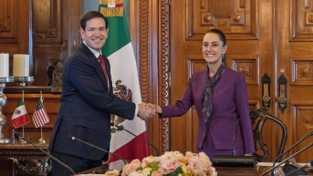 Fotografía cedida por la Presidencia de México, de su mandataria, Claudia Sheinbaum (d), saludando al secretario de Estado de Estados Unidos, Marco Rubio. (Presidencia de México / EFE)