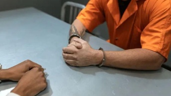 Imagen referencial para graficar a un detenido. (Fiscalía)