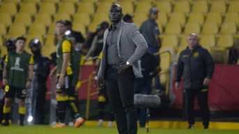 El entrenador Segundo Castillo en un partido con Barcelona SC (API)