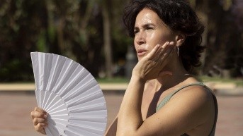 Una mujer con mucho calor por la extrema radiación (Foto de Freepik)