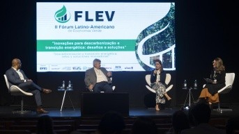 Fotografía de archivo del 2 de octubre de 2024 de la directora de Regularización y Comercialización de Norte Energia, Silvia Cabral (2-d), hablando junto al director Técnico Regulador de Abeeólica, Francisco Silva (i) y el presidente de ABREMA, Pedro Maranhao (c), durante el segundo día del II Foro Latinoamericano de Economía Verde en São Paulo (Brasil). EFE/ Isaac Fontana / ARCHIVO (Isaac Fontana / (EPA) EFE)