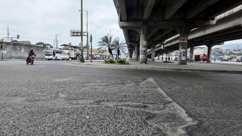 En la Entrada de la 8, personal municipal removerá el asfalto deteriorado y repondrá la calzada. (Municipio de Guayaquil)