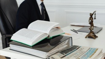 Imagen referencial para graficar a un juez. (Pexels)