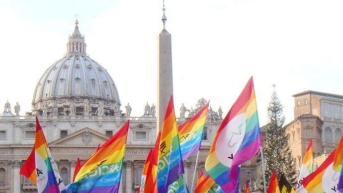 Banderas de la comunidad LGBTIQ+ frente a la Basílica de San Pedro. (Foto: Internet.)