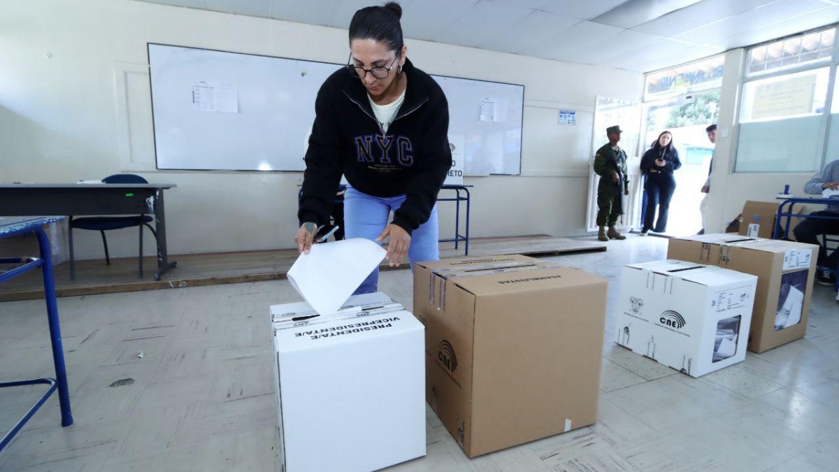 Imagen de una persona votando en un recinto electoral de Quito, el 9 de febrero de 2025. (Consejo Nacional Electoral)