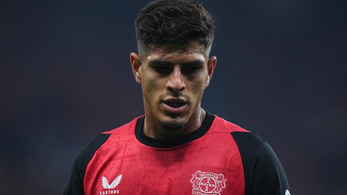 Piero Hincapié puede salir del Bayer Leverkusen para la próxima temporada. (AFP)
