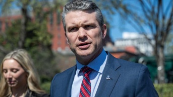 El secretario de Defensa estadounidense, Pete Hegseth, habla con los periodistas tras ser entrevistado frente a la Casa Blanca en Washington, DC, el 21 de marzo de 2025. (ANNABELLE GORDON / AFP)
