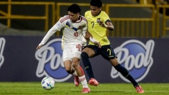 Jugadores de ambas selecciones disputando el balón. (Conmebol)