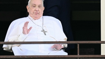 El Papa Francisco saluda desde una ventana del hospital Gemelli antes de ser dado de alta tras una hospitalización de cinco semanas por neumonía, en Roma, el 23 de marzo de 2025. (AFP)