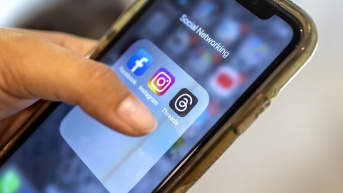 Fotografía de archivo que muestra a una persona con un teléfono móvil que tiene las aplicaciones de Facebook, Instagram y Threads, de la empresa tecnológica Meta. (Foto: EFE)