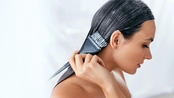 Fotografía de una mujer colocando tinte en su cabello. (Internet)