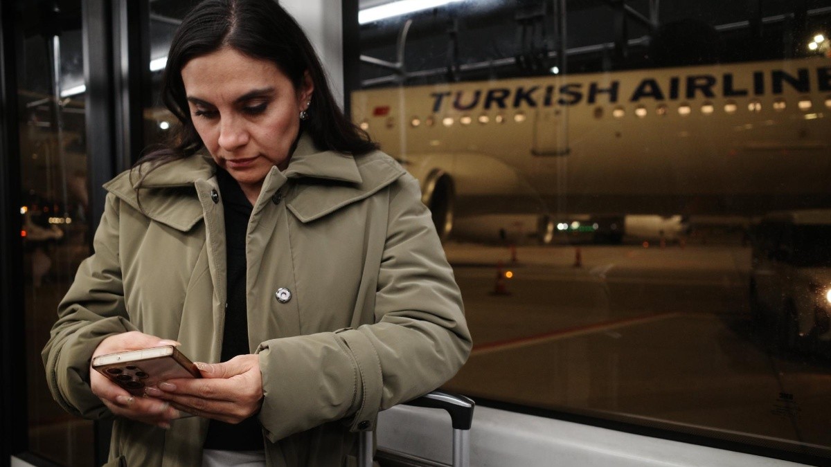 La vicepresidenta en el aeropuerto a la espera de tomar un vuelo rumbo a Ginebra. (X de Verónica Abad)