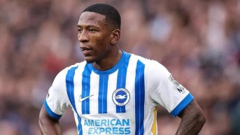 Pervis Estupiñán fue titular en la derrota del Brighton. (ARCHIVO)