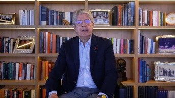 Guillermo Lasso durante un video en el que anuncia su programa de becas. (Captura)