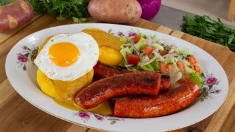 Un plato de llapingacho, popular en la Sierra ecuatoriana. (Tomada de la web Recetas KWA)