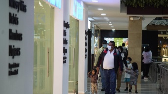 Personas de compras en un centro comercial. (Foto: Internet)