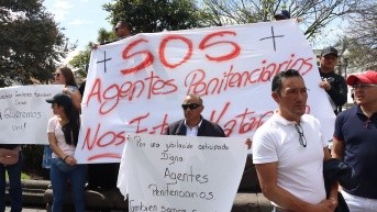 Plantón de guías penitenciarios en la Plaza Grande de Quito. (API)