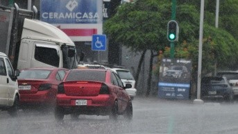 Fuertes lluvias caen en la ciudad de Manta, Ecuador. (API)