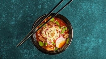 Imagen referencial de un Ramen de Birria (Freepik)