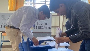 Los miembros de las juntas receptoras del voto realizan el conteo de votos en las elecciones de febrero 2025. (API)