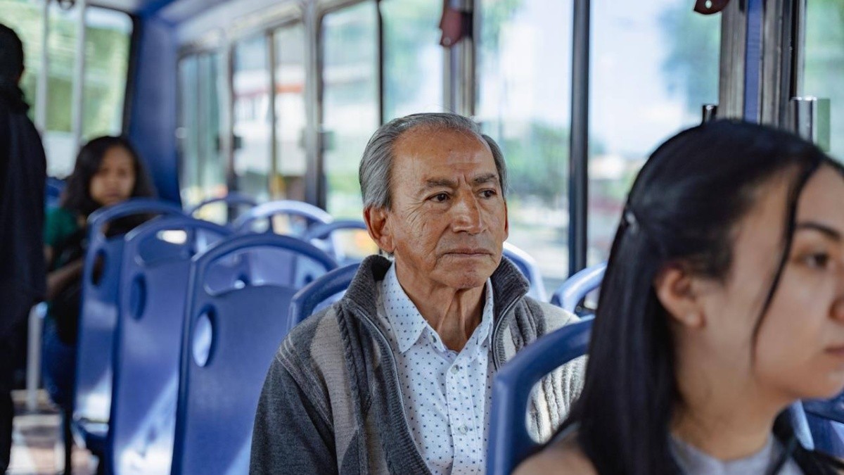 Imagen de un adulto mayor en el transporte público (Empresa Pública de Movilidad)