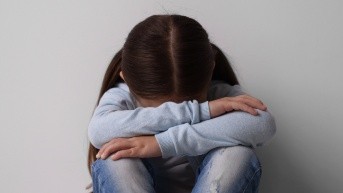 Imagen referencial de maltrato infantil. (Pixabay)