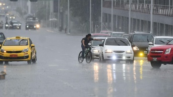 Fuertes lluvias caen en la ciudad de Manta, Ecuador. (AFI)