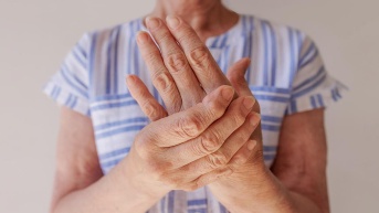 Fotografía de una mujer anciana con parkinson. (Internet)