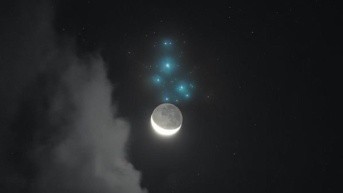 A veces, la Luna visita las Pléyades, un famoso cúmulo estelar (NASA). (Internet)