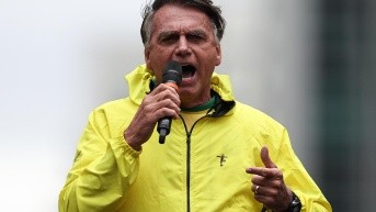 AME6316. SAO PAULO (BRASIL), 06/04/2025.- El expresidente de Brasil, Jair Bolsonaro, habla durante una manifestación este domingo, en la Avenida Paulista en Sao Paulo (Brasil). (Isaac Fontana / EFE)