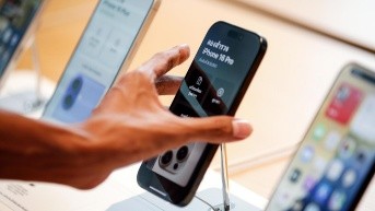 Fotografía de archivo de modelos de iPhone 16 en una tienda de Apple. (EFE)