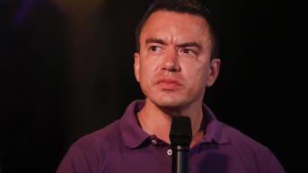 El reelecto presidente de Ecuador, Daniel Noboa, al hablar este domingo, 13 de abril, tras ganar la segunda vuelta de las elecciones presidenciales, en Olón. (Carlos Durán Araújo / EFE)