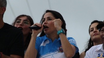 Imagen de Luisa González en su cierre de campaña en Guayaquil, el 10 de abril del 2025. (César Pasaca/API)