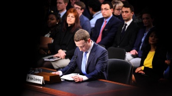 El fundador y director ejecutivo de Facebook, Mark Zuckerberg, testifica durante una audiencia conjunta del Comité de Comercio, Ciencia y Transporte del Senado y el Comité Judicial del Senado sobre Facebook, en el Capitolio en Washington D. C., el 10 de abril de 2018. (AFP)