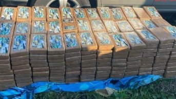 Las autoridades decomisaron media tonelada de droga oculta en un tráiler en Daule, Guayas. (Policía Nacional)