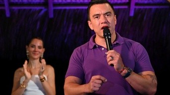 El presidente-candidato Daniel Noboa celebró sus triunfo en las elecciones de este domingo 13 de abril en su casa en Olón, provincia de Santa Elena. Detrás de él está su esposa, Lavinia Valbonesi. (Raúl Arboleda / AFP)